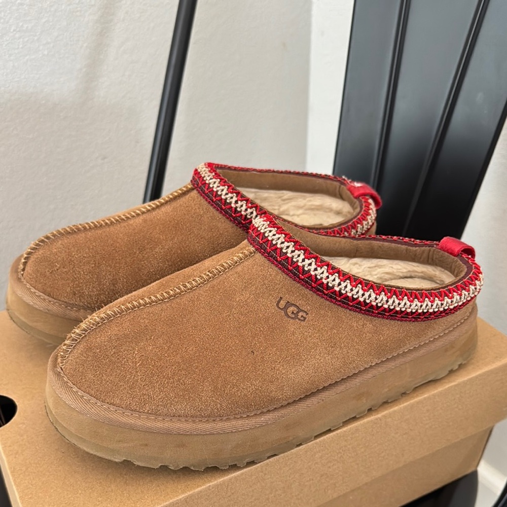 UGG Brown and Red Slippers with Open Back Design - Picture 4 of 5